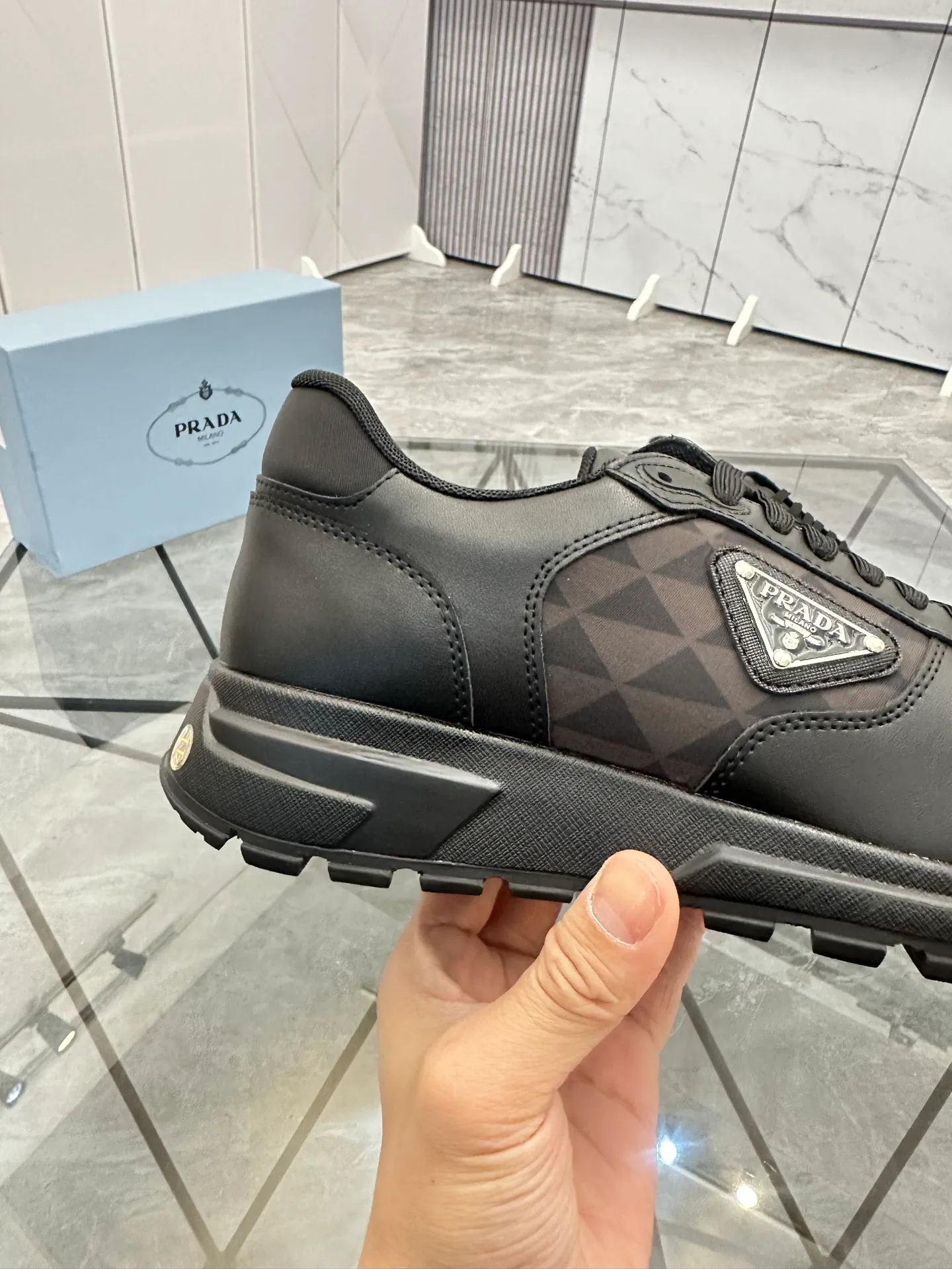 Men's shoes: 💰P440¥ Product trademark: Prada *"Prada*" low-top casual shoes Regular size: 38-44 (can be customized to 45.46) Product materials: imported cowhide upper, sheepskin lining, original outsole. Number: 835